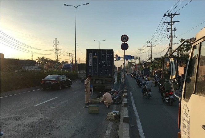 Chạy vào làn ô tô, người đàn ông chết thảm dưới bánh xe container Hiện trường tai nạn.