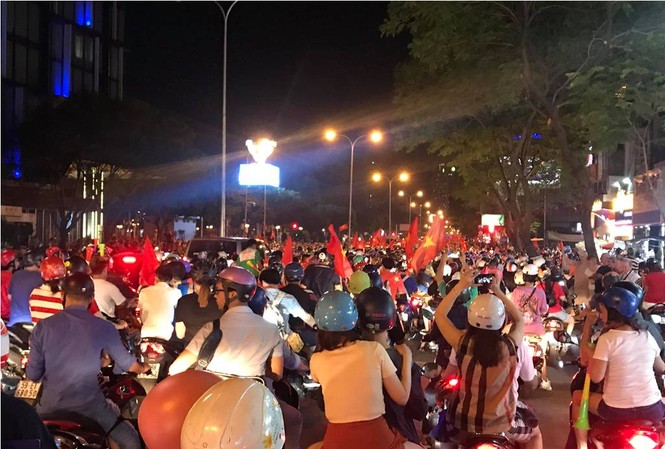 Chung kết AFF Cup: Phạt xe ba gác, ô tô chở người trên thùng đi 'bão' Rất đông người dân xuống đường sau trận thắng của đội tuyển Việt Nam.