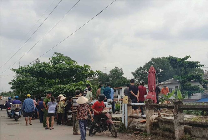 Đang ngồi quán nước, người phụ nữ bất ngờ lao vào tàu chết thảm Hiện trường vụ việc.
