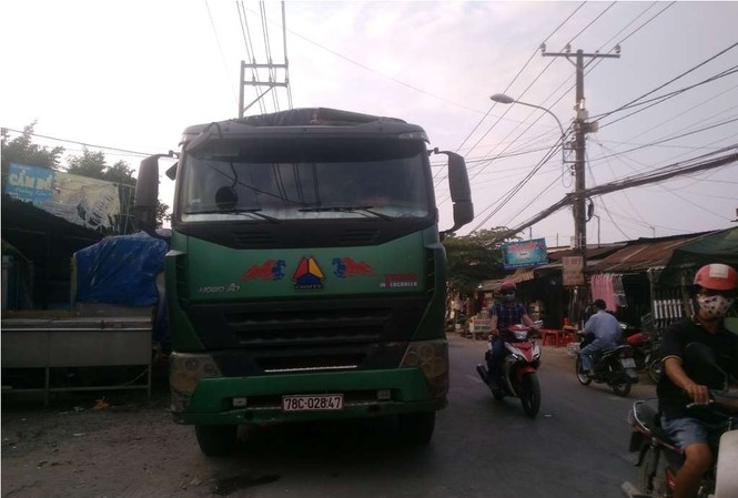 Phanh gấp ngã xuống đường, cô gái bị xe tải cán chết Chiếc xe tải cán qua khiến nạn nhân tử vong.