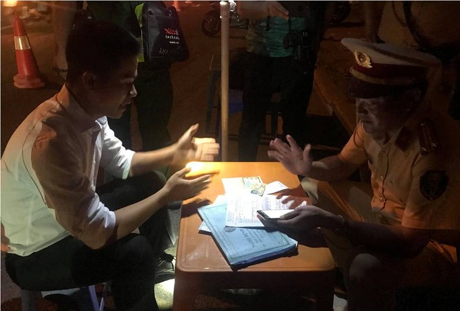 Có nồng độ cồn, tài xế ô tô 'cù nhầy' gần 2 tiếng không ký biên bản Tài xế ô tô "cù nhầy" gần 2 tiếng mà không ký biên bản vi phạm hành chính.