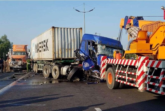 Ba xe container đâm liên hoàn trên cao tốc, 2 người thương vong Hiện trường tai nạn.