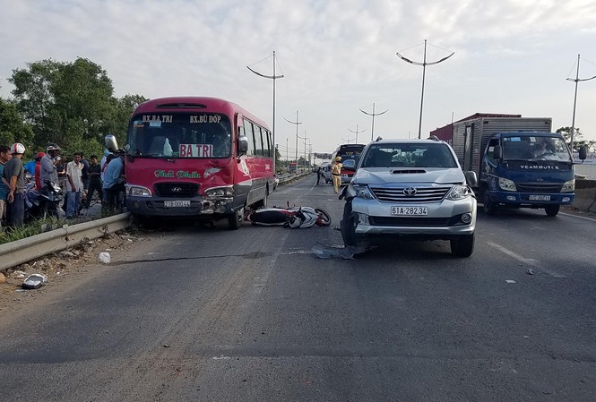 Va chạm liên hoàn với 2 ô tô, người đàn ông đi xe máy tử vong Hiện trường vụ tai nạn.