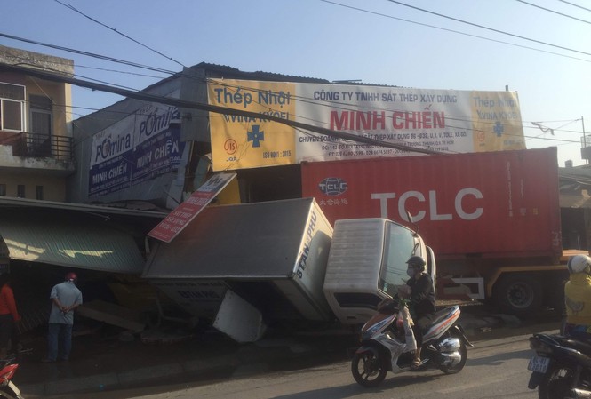 Xe container tông sập 2 nhà dân, tài xế ngủ luôn trong cabin Hiện trường tai nạn.