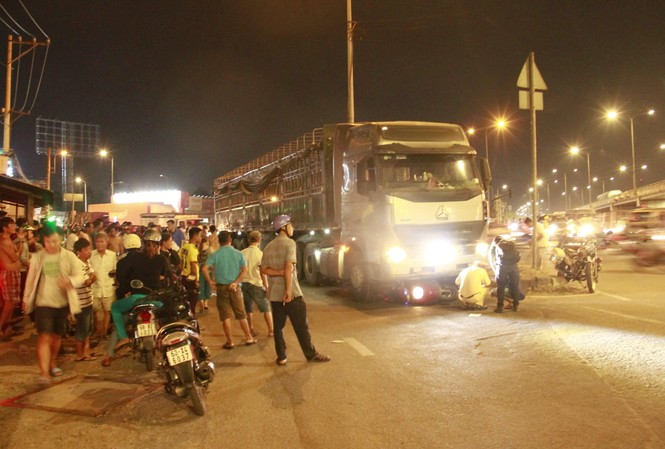 Xe tải kéo lê xe máy 10 mét, hai người chết thảm Hiện trường tai nạn.