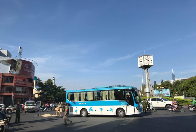 Băng qua vòng xoay, người phụ nữ bán vé số bị xe khách cán chết Hiện trường tai nạn.