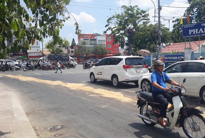 Nhớt loang cả trăm mét trên đường, nhiều xe ngã dúi dụi Vết dầu nhớ kéo dài trên đường được lấp bằng cát.