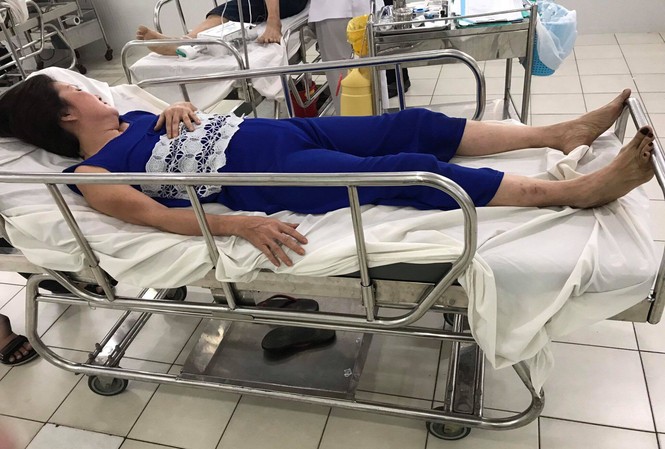 Côn đồ ngang nhiên phá nhà dân ở trung tâm TPHCM, 2 người bị đánh nhập viện Bà Hoa bị nhóm côn đồ hành hung gãy 2 đốt sống.