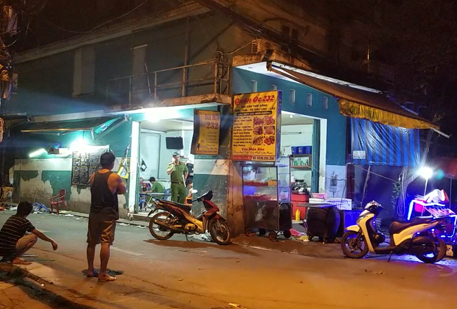 Một người bị chém ngang cổ, gục trong quán nhậu Lực lượng chức năng điều tra vụ việc.