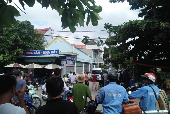 Vây bắt 20 người nước ngoài thuê nhà ở TP.HCM để... lừa đảo qua điện thoại Nhiều người dân theo dõi công an làm việc.