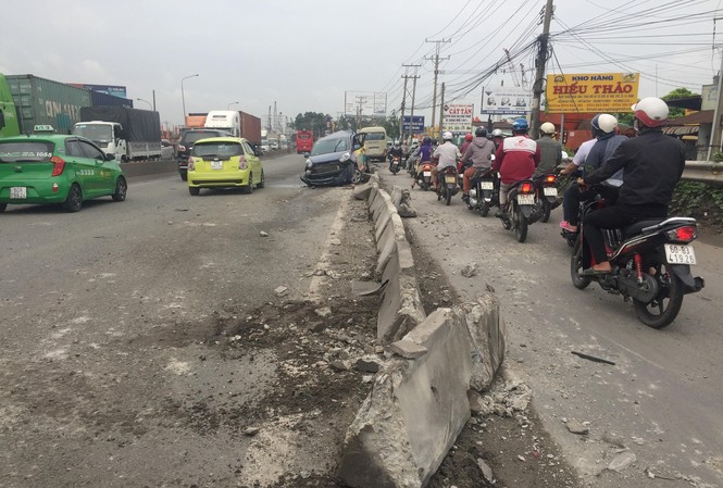 Ba ô tô biến dạng sau tai nạn liên hoàn, quốc lộ 1A kẹt cứng Hiện trường tai nạn.