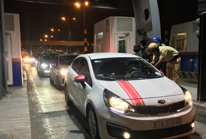 CSGT lập biên bản 700 phương tiện ở TP.HCM trong một ngày CSGT kiểm tra nồng độ cồn với tài xế ô tô tối 15/7.