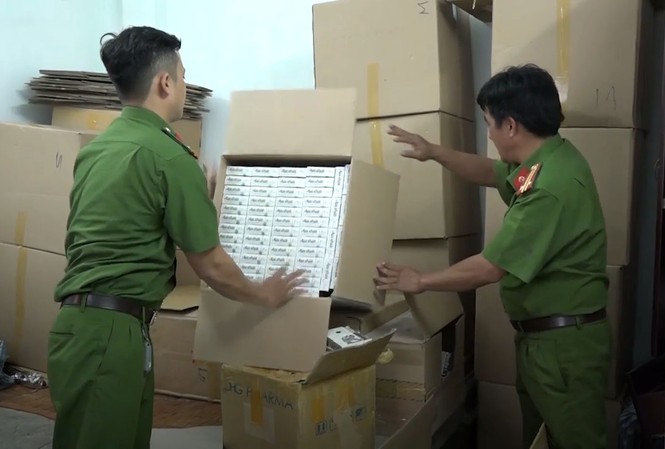 Bắt giám đốc công ty dược cầm đầu đường dây sản xuất thuốc giả cực lớn Công an kiểm tra các cơ sở sản xuất tân dược, thực phẩm chức năng giả.