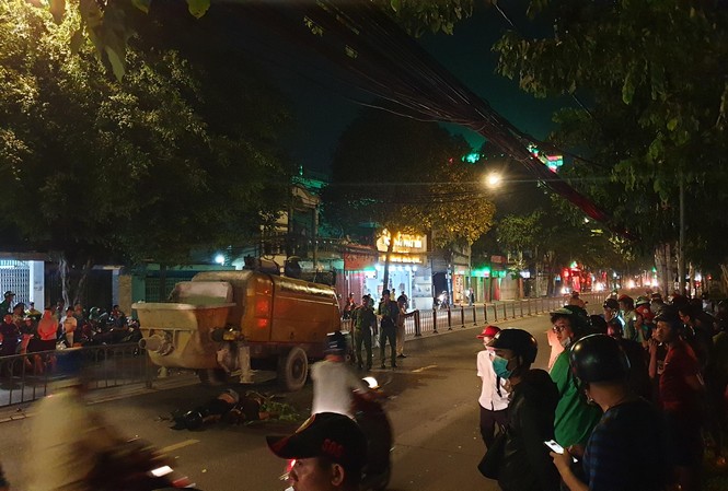 Tông vào xe bơm bê tông dừng giữa đường, 2 người tử vong Hiện trường vụ tai nạn.