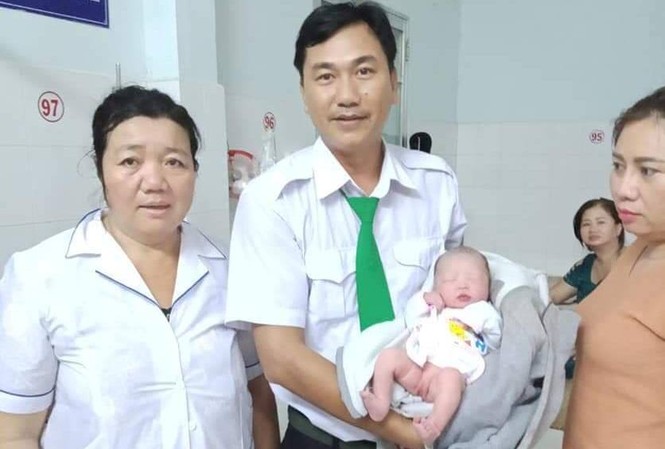 Hai ngày 4 em bé chào đời trên taxi Mai Linh Lái xe Lê Văn Hồng cùng gia đình sản phụ tại bệnh viện.