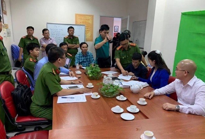 Bắt giam Chủ tịch Công ty Địa ốc Alibaba Nguyễn Thái Luyện Công an đọc lệnh bắt và khám xét nơi làm việc của Nguyễn Thái Luyện.