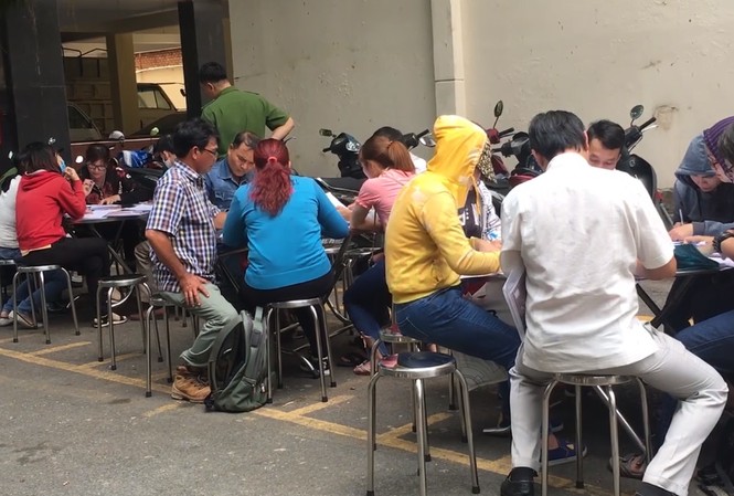 Chỉ một ngày, hơn 300 khách hàng đến công an tố cáo công ty Alibaba Khách hàng đến công an làm đơn tố cáo công ty Alibaba.