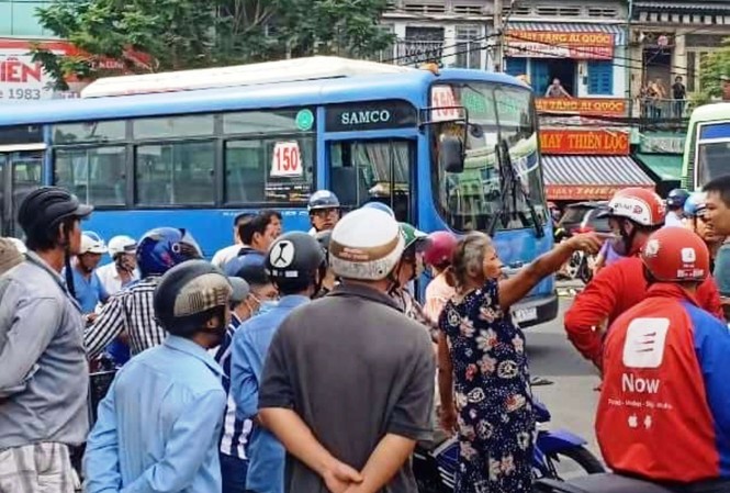 Tài xế xe buýt đâm trọng thương tài xế GrabBike Hiện trường vụ việc.
