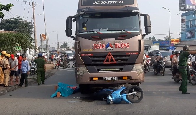 Bị xe container cuốn vào gầm, 2 vợ chồng chết thảm, bé 5 tuổi trọng thương Hiện trường tai nạn.