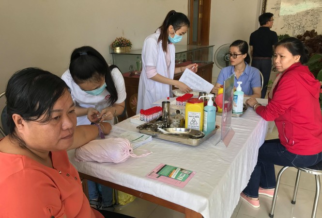 Hơn 1.000 công nhân ở Sài Gòn được tầm soát ung thư miễn phí Nhân viên y tế lấy mẫu máu tầm soát ung thư cho người lao động.