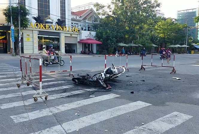 Hỗn chiến kinh hoàng ở Sài Gòn, giang hồ đốt rụi cả 2 xe máy của người đi đường Hiện trường vụ việc.