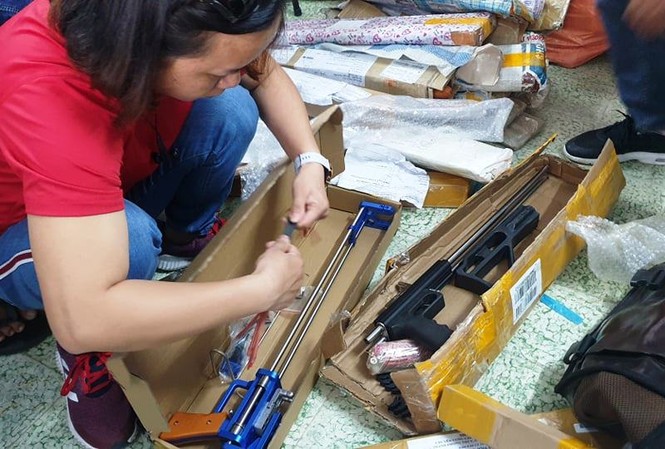 Hơn 1.000 cây đao, kiếm, súng bắn bi trong bưu kiện vào Sài Gòn bị thu giữ Súng bắn bi nguỵ trang dụng cụ nhà bếp.