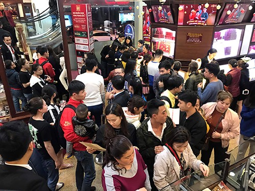 Doanh nghiệp bán ra bao nhiêu vàng ngày vía Thần tài? Người dân chen nhau mua vàng tại cửa hàng vàng trên phố Trần Nhân Tông (Hà Nội) ngày hôm qua