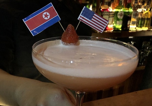 Nhà hàng Hà Nội nở rộ dịch vụ 'ăn theo' thượng đỉnh Mỹ - Triều Đồ uống cocktail mới tại một nhà hàng trên phố cổ chào mừng sự kiện Trump- Kim