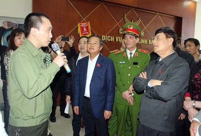 Đoàn Giám sát Quốc hội kiểm tra PCCC tại quận Hoàng Mai Một bảo vệ của kíp trực tại khu Tổ hợp chung cư HH Linh Đàm đang nêu các phương án xử lý trong một tình huống giả định xảy cháy với Đoàn giám sát
