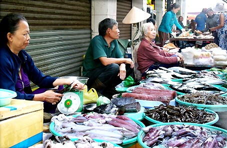 Hàng hoá đồng loạt tăng ‘ăn theo’ giá xăng dầu Hàng hoá đồng loạt tăng ‘ăn theo’ giá xăng dầu