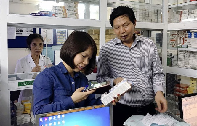 Hà Nội thanh tra quỹ bảo hiểm y tế, mua sắm trang thiết bị, đấu thầu thuốc Phó Giám đốc Sở Y tế Trần Văn Chung kiểm tra Nhà thuốc Bệnh viện Đa khoa Trí Đức
Ảnh: KTĐT