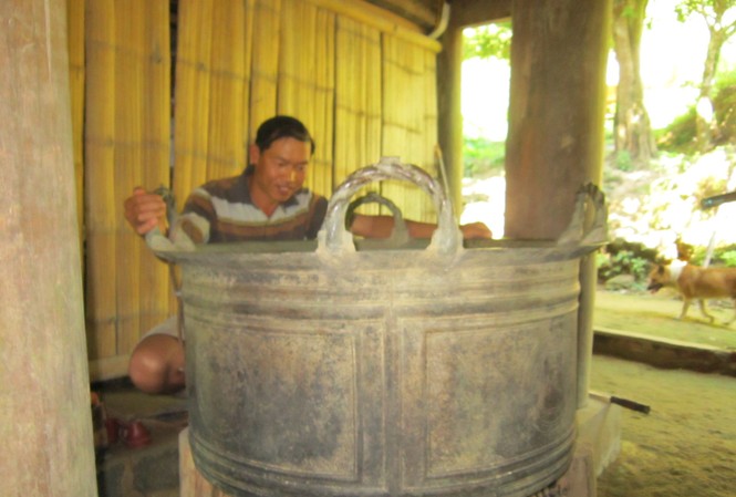 Bán 'báu vật' của làng để làm đường nông thôn mới Anh Hà Văn Sỹ đã mua lại được báu vật của làng