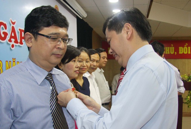 T.Ư Đoàn tri ân các thầy cô giáo dịp 20/11 Bí thư T.Ư Đoàn, Chủ tịch Hội đồng Đội T.Ư tặng kỷ niệm chương “Vì thế hệ trẻ” cho các thầy cô giáo
