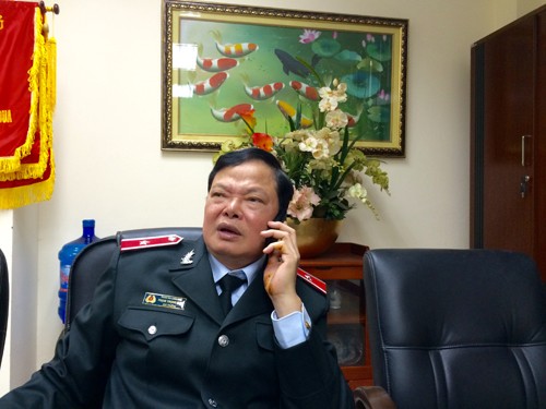Sẽ thẩm tra các báo cáo “10 năm không có tham nhũng” Ông Phạm Trọng Đạt - Cục trưởng Cục Chống tham nhũng (Thanh tra Chính phủ) vẫn đang trực tiếp giải quyết các phản ánh, tố cáo của người dân qua
3 số điện thoại đường dây nóng. (Ảnh: Thế Kha).
