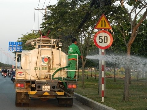Những hình ảnh đẹp ở Sài Gòn ngày cuối năm Công nhân hối hả tưới cây để lá phổi thành phố thêm xanh trong dịp Tết