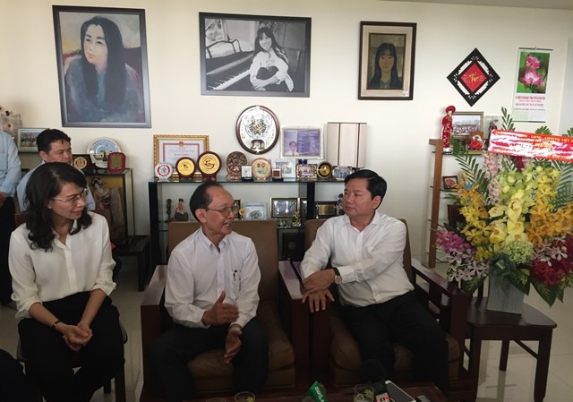 Giáo sư kiến nghị Bí thư Thăng mô hình 'bác sĩ gia đình' Cuộc trò thuyện thân tình giữa Bí thư Đinh La Thăng và GS. Trần Đông A (giữa). Ảnh Quốc Ngọc
