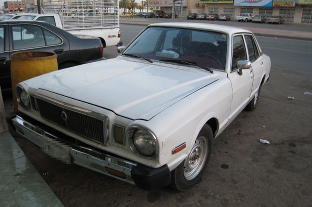 Người đàn ông bị 3 'yêu nữ' cho đi nhờ xe... cưỡng hiếp Chiếc xe Toyota Cresta trắng cùng loại với chiếc xe của ba nghi phạm nữ.