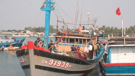 Yêu cầu Trung Quốc chấm dứt đối xử vô nhân đạo với ngư dân Việt Tàu cá QNa 91939 trở về đất liền sau chuyến biển kinh hoàng, bị cướp sạch. Ảnh: Nguyễn Thành