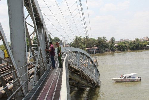 Yêu cầu lãnh đạo Bộ GTVT vào hiện trường vụ sà lan đâm sập cầu Ghềnh Hiện trường vụ sà lan đâm sập cầu Ghềnh. Ảnh: Đức Minh