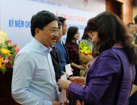11 cán bộ Đoàn nhận Kỷ niệm chương Vì sự nghiệp giáo dục Phó tổng biên tập báo Tiền phong, Nhà báo Vũ Tiến nhận Kỷ niệm chương.