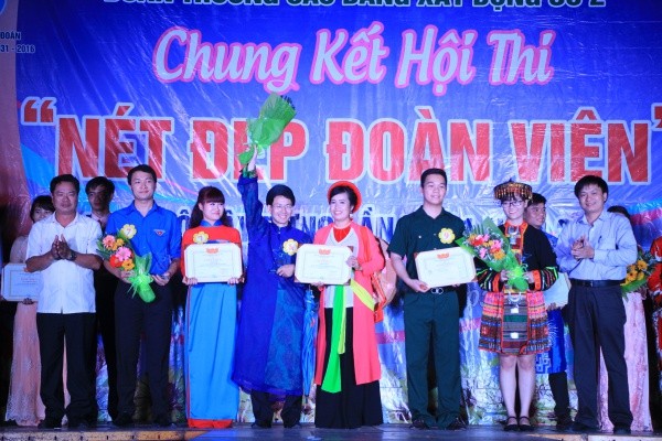 Đoàn viên, thanh niên ngành Xây dựng thi tài Ban giám khảo đã trao danh hiệu quán quân cho cặp đôi Vũ Anh Luận – Nguyễn Thị Lụa đến từ Đoàn cơ sở Tổng công ty đầu tư phát triển đô thị – khu công nghiệp.