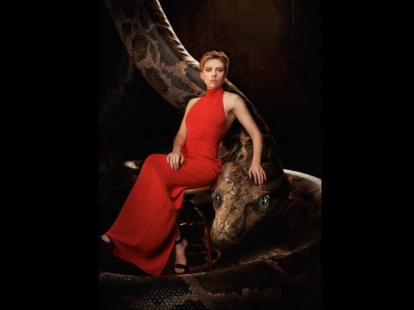 Scarlett Johansson khoe vẻ quý phái bên... mãng xà khổng lồ Scarlett Johansson khoe vẻ quý phái bên... mãng xà khổng lồ