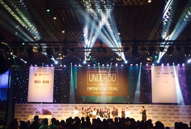 Forbes Việt Nam vinh danh top ’30 Under 30’ Quang cảnh diễn đàn “Thế hệ trẻ 2016 – Forbes Vietnam Under 30 Summit”. Ảnh: Fanpage Forbes Vietnam
