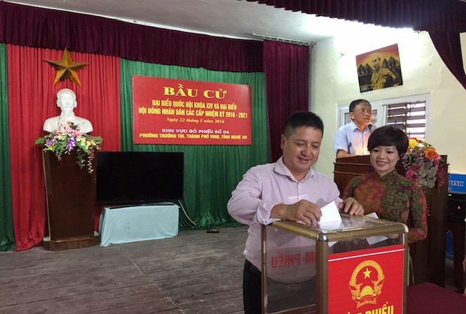Vợ chồng danh hài Chí Trung bầu cử tại Nghệ An Vợ chồng danh hài Chí Trung bầu cử tại Nghệ An