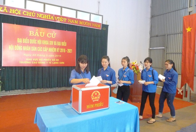 Những người trẻ ở xứ Lạng lần đầu làm cử tri Đoàn viên Trường CĐ Y tế Lạng Sơn hồ hởi bỏ phiếu.