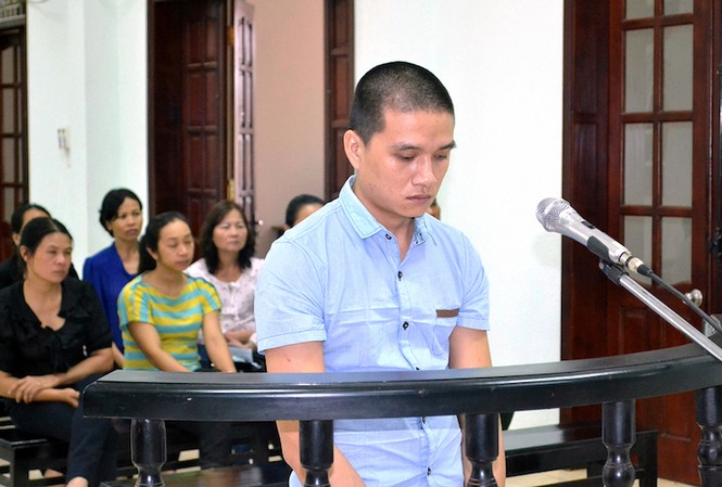 Tài xế xe hung thần lãnh án tù Bị cáo Nhân trước vành móng ngựa.