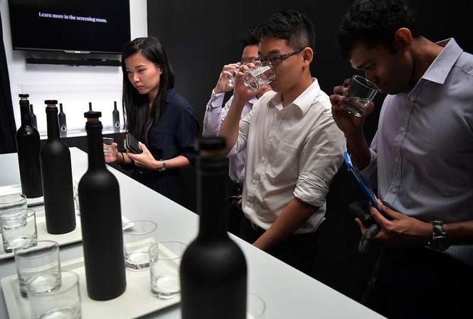 Chai nước sạch đắt nhất châu Á, giá 28 triệu đồng Uống thử nước trong chai nước đắt nhất châu Á.