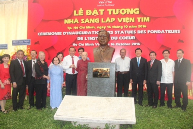 Dựng tượng viện sĩ Dương Quang Trung - nhà sáng lập Viện Tim Các vị lãnh đạo Trung ương và TPHCM tham dự lễ dựng tượng cố GS-Viện sĩ Dương Quang Trung. Ảnh: Quốc Ngọc