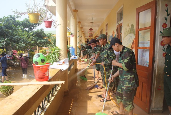 Ngành giáo dục Hương Khê nỗ lực khắc phục trường lớp sau lũ Giáo viên, bộ đội dọn vệ sinh, khắc phục hậu quả sau lũ.