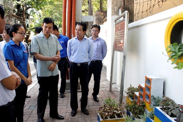 Hà Nội: Biến bãi rác thành vườn hoa Lãnh đạo Hà nội thăm khu vực “tường hoa” trên phố Phó Đức Chính của nhóm bạn “Sen trong phố”